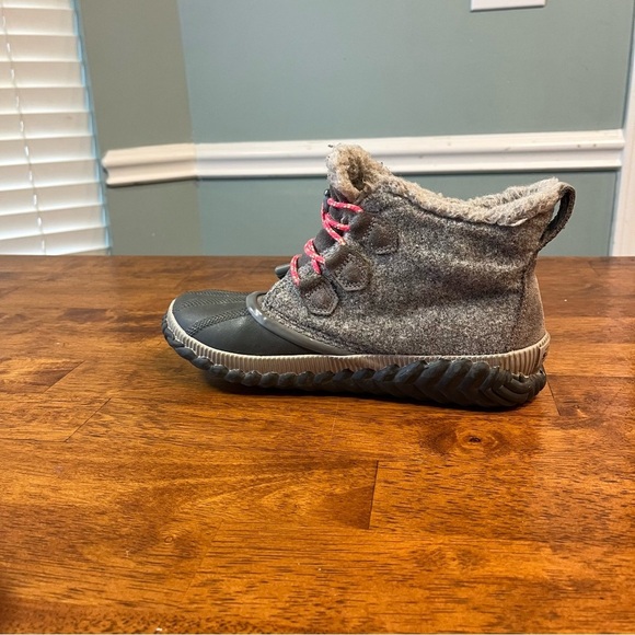 Sorel Out N About short boot bootie gray size 6 - Picture 2 of 10